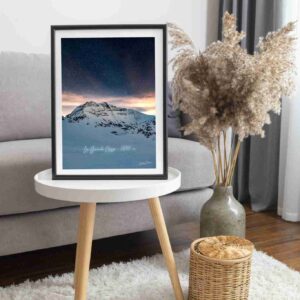 Photo encadrée de La Grande Casse (3 855 m) exposée sur une table blanche dans un salon lumineux et naturel, avec décoration végétale et tapis en laine.