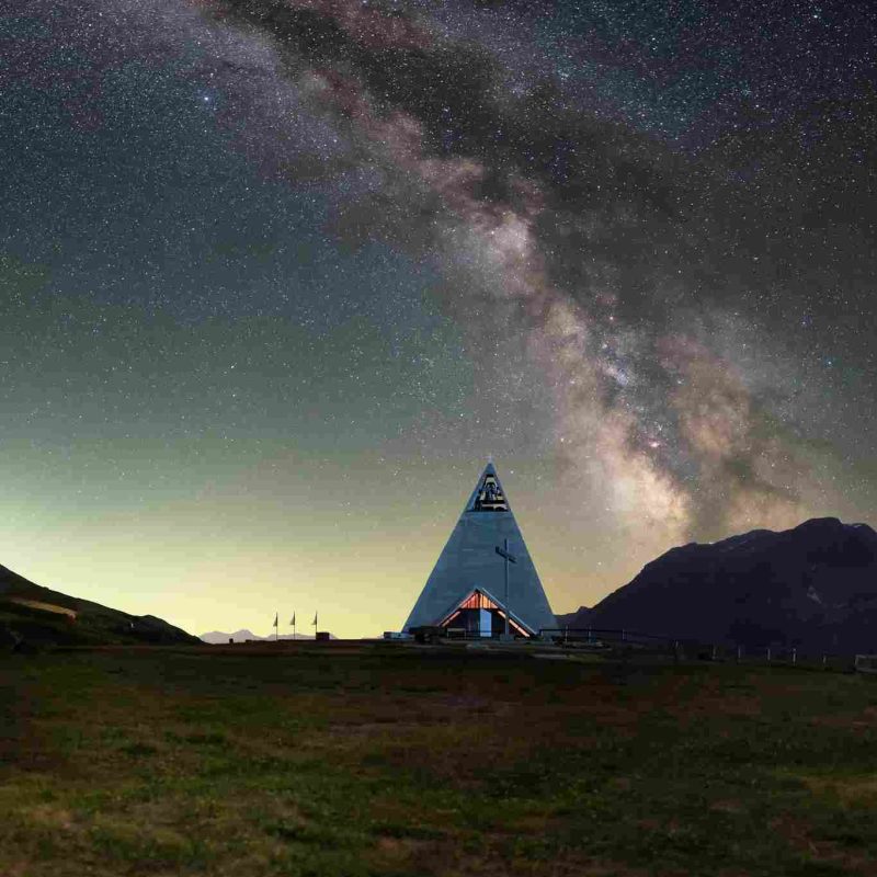 La Pyramide du Mont Cenis photographiée de nuit avec un ciel étoilé traversé par la Voie lactée.